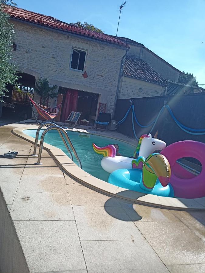 Grande Chambre D'Hote Pour 4 A 5 Personnes Bed & Breakfast Chef-Boutonne Exterior photo
