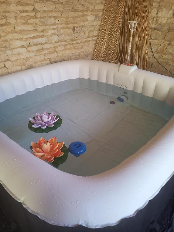 Grande Chambre D'Hote Pour 4 A 5 Personnes Bed & Breakfast Chef-Boutonne Exterior photo