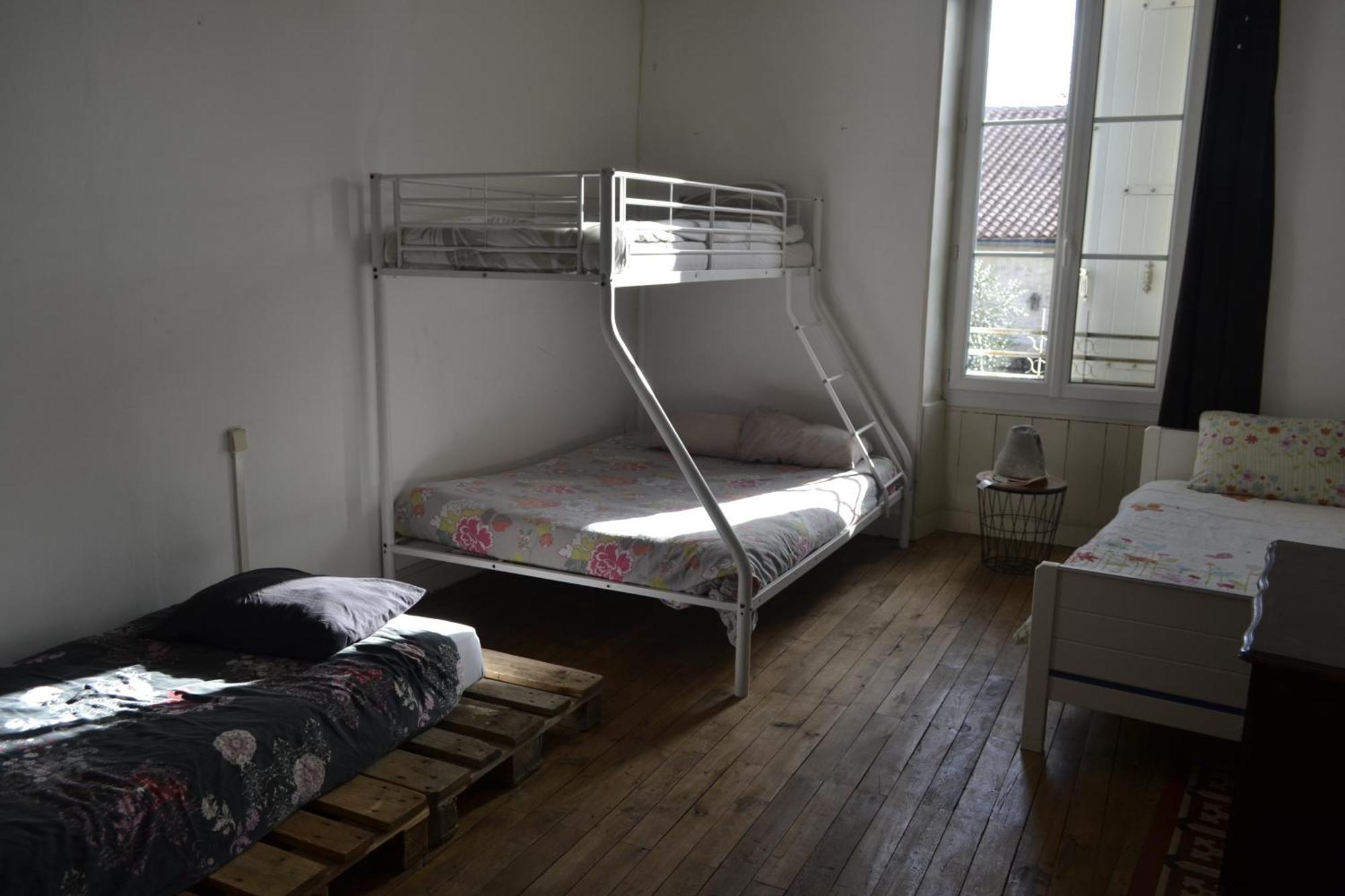 Grande Chambre D'Hote Pour 4 A 5 Personnes Bed & Breakfast Chef-Boutonne Exterior photo